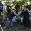 Kasi PD Pontren Kemenag Kuningan H. Ahmad Fauzi saat memberikan bantuan benih ikan di pondok pesantren Nurul Ihsan.